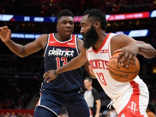 James Harden (vpravo).