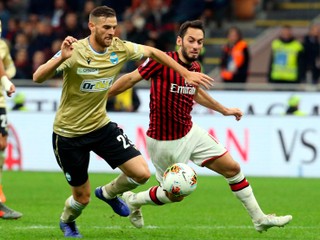 Francesco Vicari (vľavo) v súboji s Hakanom Calhanogluom v zápase Serie A 2019/2020 AC Miláno - Spal.