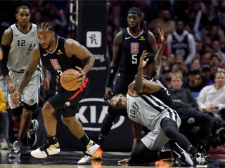 Kawhi Leonard (vľavo) v zápase základnej čast NBA 2019/2020 Los Angeles Clippers - San Antonio Spurs.
