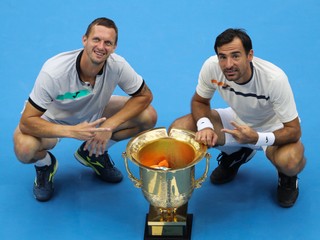 Filip Polášek s Ivanom Dodigom s trofejou za víťazstvo na turnaji v Pekingu.