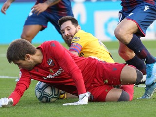 Lionel Messi v súboji počas zápasu proti Levante.