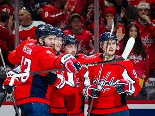 Hráči Washingtonu Capitals oslavujú gól Jakuba Vránu v zápase základnej časti NHL 2019/2020 Washington Capitals - Calgary Flames.