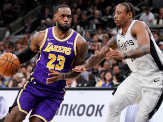 LeBron James (vľavo) v zápase základnej časti NBA 2019/2020 San Antonio Spurs - Los Angeles Lakers.