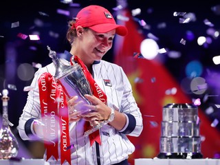 Ashleigh Bartyová po triumfe na turnaji MS WTA v čínskom Šen-čene.