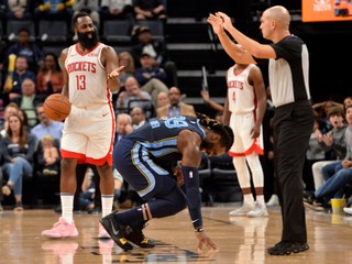 James Harden v zápase proti Grizzlies zaznamenal 44 bodov a pridal 10 asistencií. 