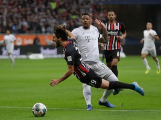 Jerome Boateng faauluje Goncala Pacienciu z Frankfurtu.