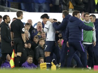 Son Heung-min (uprostred) opúšťa ihrisko v zápase FC Everton - FC Liverpool.