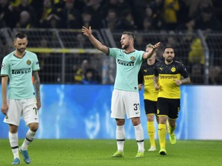 Milan Škriniar reaguje po inkasovanom góle na ihrisku Borussie Dortmund.