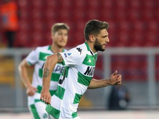 Oslavujúsi hráč Sassuola Domenico Berardi.