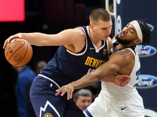 Nikola Jokič (vľavo) z Denveru Nuggets a Karl-Anthony Towns z Minnesoty Timberwolves počas zápasu zámorskej NBA 10. novembra 2019 v Minneapolise.