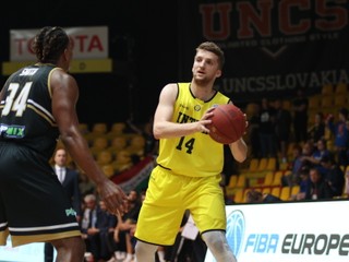 Zľava: Christopher Smith z PVSK-Veolia Pécs a David Abrhám z BK Inter Bratislava počas zápasu A-skupiny Európskeho pohára FIBA medzi BK Inter Bratislava - PVSK-Veolia Pécs.