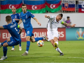 Marek Hamšík strieľa tretí gól počas zápasu kvalifikačnej E-skupiny Azerbajdžan - Slovensko.