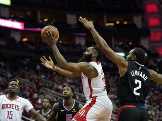 James Harden pri zakončovaní.