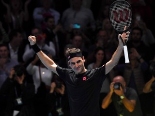 Roger Federer oslavuje triumf nad Novakom Djokovičom na turnaji majstrov v Londýne 2019.