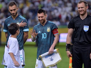 Lionel Messi (v strede).