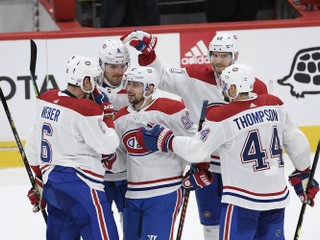Tomáš Tatar (uprostred) oslavuje so spoluhráčmi gól v zápase základnej časti NHL 2019/2020 Washington Capitals - Montreal Canadiens.