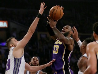 LeBron James (vpravo) v zápase základnej časti NBA 2019/2020 Los Angeles Lakers - Sacramento Kings.