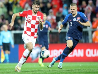 Bruno Petkovič (vľavo) a Denis Vavro počas kvalifikačného zápasu E-skupiny EURO 2020 Chorvátsko - Slovensko.