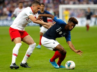 Kingsley Coman si kryje lptu pred tureckým reprezentantom Merihom Demiralom.