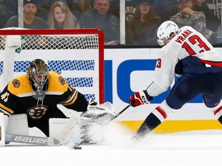 Jaroslav Halák čelí nájazdu Jakuba Vránu z Washingtonu Capitals. 