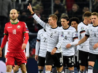 Toni Kroos oslavuje gól v zápase proti Bielorusku.