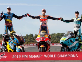 Trio šampiónov. V Moto2 uspel Španiel Alex Marquez (vľavo), v MotoGP Marc Marquez a v kategórii Moto3 Taliam Lorenzo Dalla Porta.