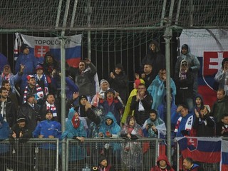 Slovenskí diváci povzbudzujú počas kvalifikačného zápasu E-skupiny EURO 2020 Chorvátsko - Slovensko v Rijeke.
