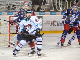 Zľava Samuel Petráš (Zvolen), Marek Slovák (Banská Bystrica), Ivan Švarný (Zvolen)  počas zápasu 22. kola slovenskej hokejovej Tipsport Ligy HC'05 iClinic Banská Bystrica - HKM Zvolen.