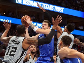 Luka Dončič (uprostred) v zápase základnej časti NBA 2019/2020 Dallas Mavericks - San Antonio Spurs.
