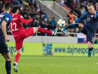 Stanislav Lobotka v súboji počas kvalifikačného zápasu proti Azerbajdžanu.