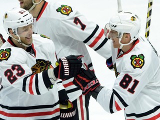 Kris Versteeg (vľavo) získal Stanley Cup s Chicagom, keď zaň hral aj Marián Hossa.