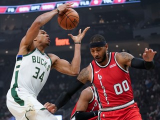 Hráč Milwaukee Bucks Giannis Antetokounmpo strieľa na kôš tímu Portland Trail Blazers, bráni ho Carmelo Anthony.