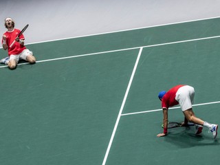 Andrej Rubľov (vľavo) a Karen Chačanov oslavujú postup do semifinále Davis Cupu 2019.