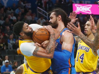 Anthony Davis (vľavo) a Steven Adams v súboji počas zápasu základnej časti NBA Oklahoma City Thunder - Los Angeles Lakers.