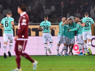 Radosť hráčov Interu Miláno v zápase 13. kola Serie A 2019/2020 proti FC Turín.