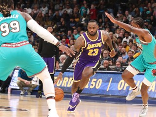 LeBron James (uprostred) v zápase základnej časti NBA 2019/2020 Memphis Grizzlies - Los Angeles Lakers.