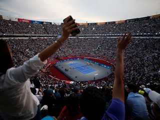 Štadión Plaza de Toros v Mexico City počas exhibičného duelu medzi Rogerom Federerom a Alexandrom Zverevom.