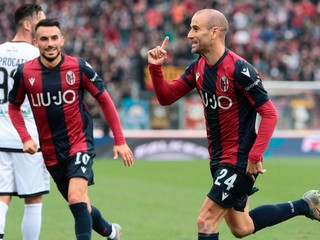 Rodrigo Palacio (vpravo) oslavuje gól v zápase Serie A 2019/2020 FC Bologna - Parma Calcio.