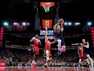 Luka Dončič zakončuje do koša Houstonu.