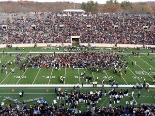Stred ihriska na štadióne Yale Bowl obsadili demonštranti.