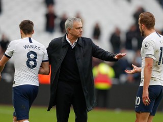 José Mourinho debatuje s útočníkom Tottenhamu Harrym Kaneom.