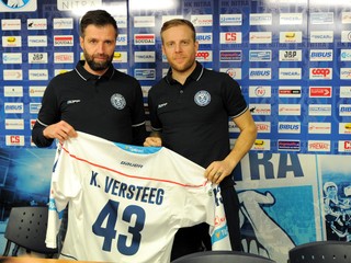 Zľava: Generálny manažér HK Nitra Tomáš Chrenko a nový hráč Kris Versteeg.