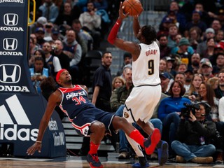 Momentka zo zápasu Denver - Washington.