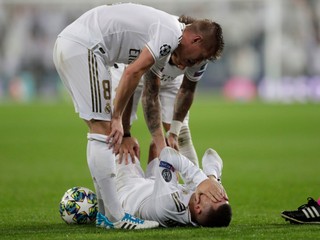 Eden Hazard (dole) utrpel zranenie v zápase proti PSG.
