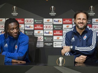 Vpravo tréner ŠK Slovan Bratislava Ján Kozák ml. a vľavo stopér Myenty Abena počas tlačovej konferencie pred štvrtkovým stretnutím 5. kola K-skupiny Európskej ligy Besiktas Istanbul - ŠK Slovan Bratislava.