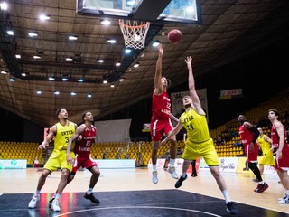 Zľava: Lee Skinner z BK Inter Bratislava, Betinho Gomes a Arnette Hallman, obaja z SL Benfica a David Abrhám z BK Inter Bratislava počas basketbalového zápasu 6. kola A-skupiny Európskeho pohára FIBA mužov 2019/2020 medzi BK Inter Bratislava - SL Benfica.