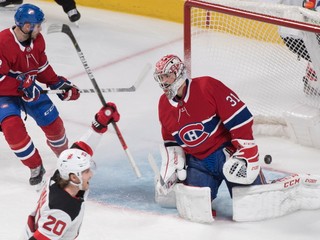Útočník New Jersey DEvils Blake Coleman prekonáva brankára Montrealu Careho Prica.