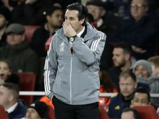 Krízu Arsenalu prehĺbil Frankfurt, Emeryho vypískali