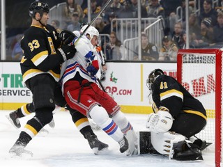Zdeno Chára (vľavo), Brendan Smith a brankár Jaroslav Halák v zápase základnej časti NHL 2019/2020 Boston Bruins - New York Rangers.