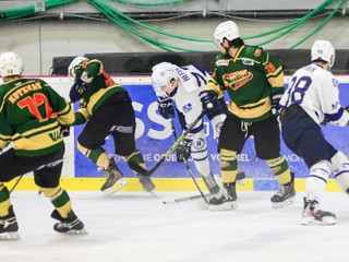 Dubnica (v bielom) sa predstavila v Skalici.